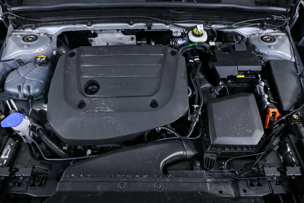 Certified 2025 Volvo XC40 B5 Plus image 35