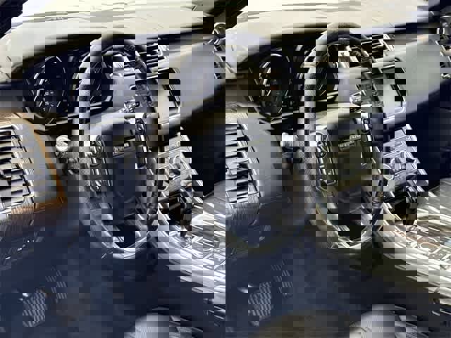 Used 2017 Land Rover Range Rover Sport SE image 10