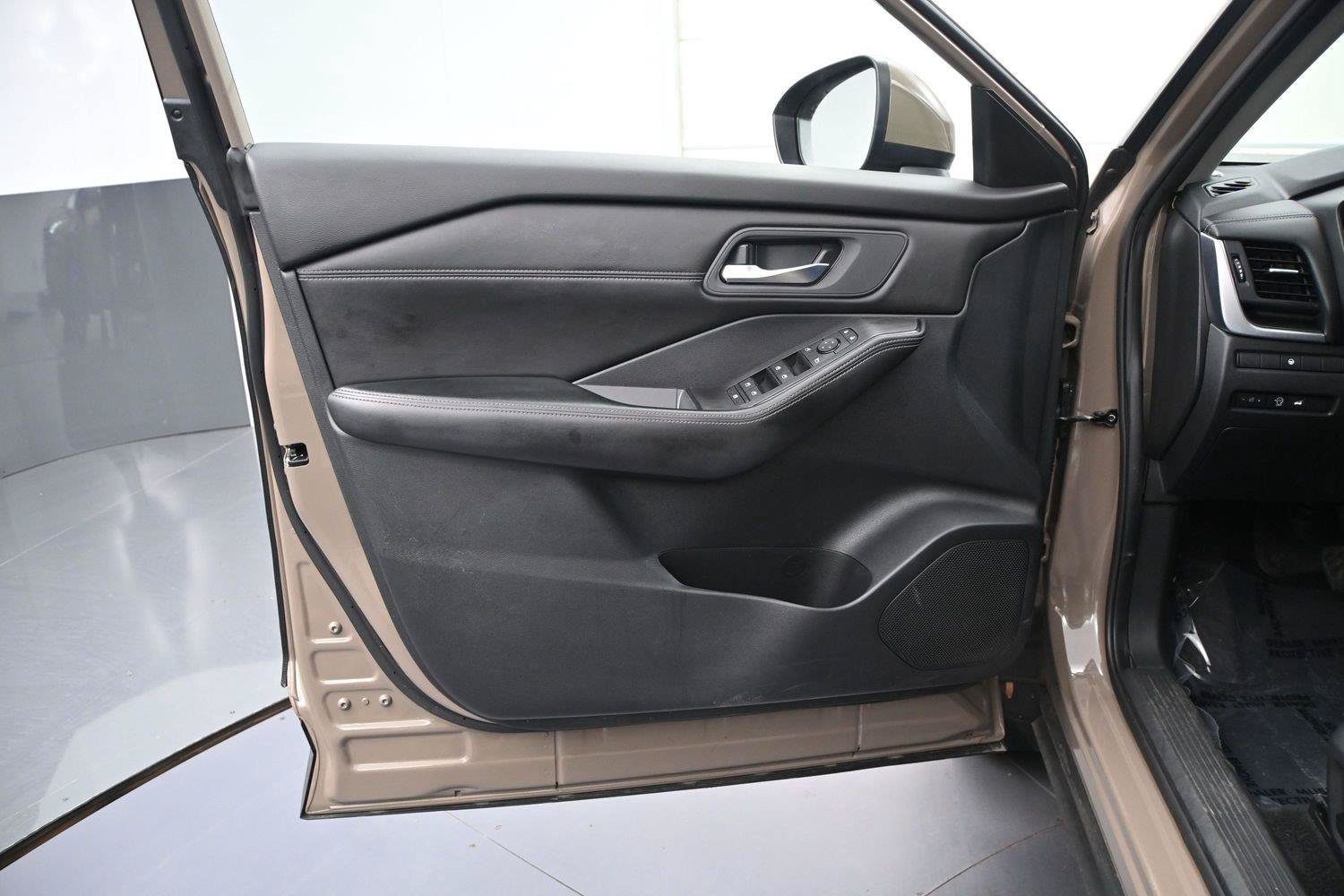 Used 2024 Nissan Rogue SV w/ SV Premium Package AWD/4WD image 7