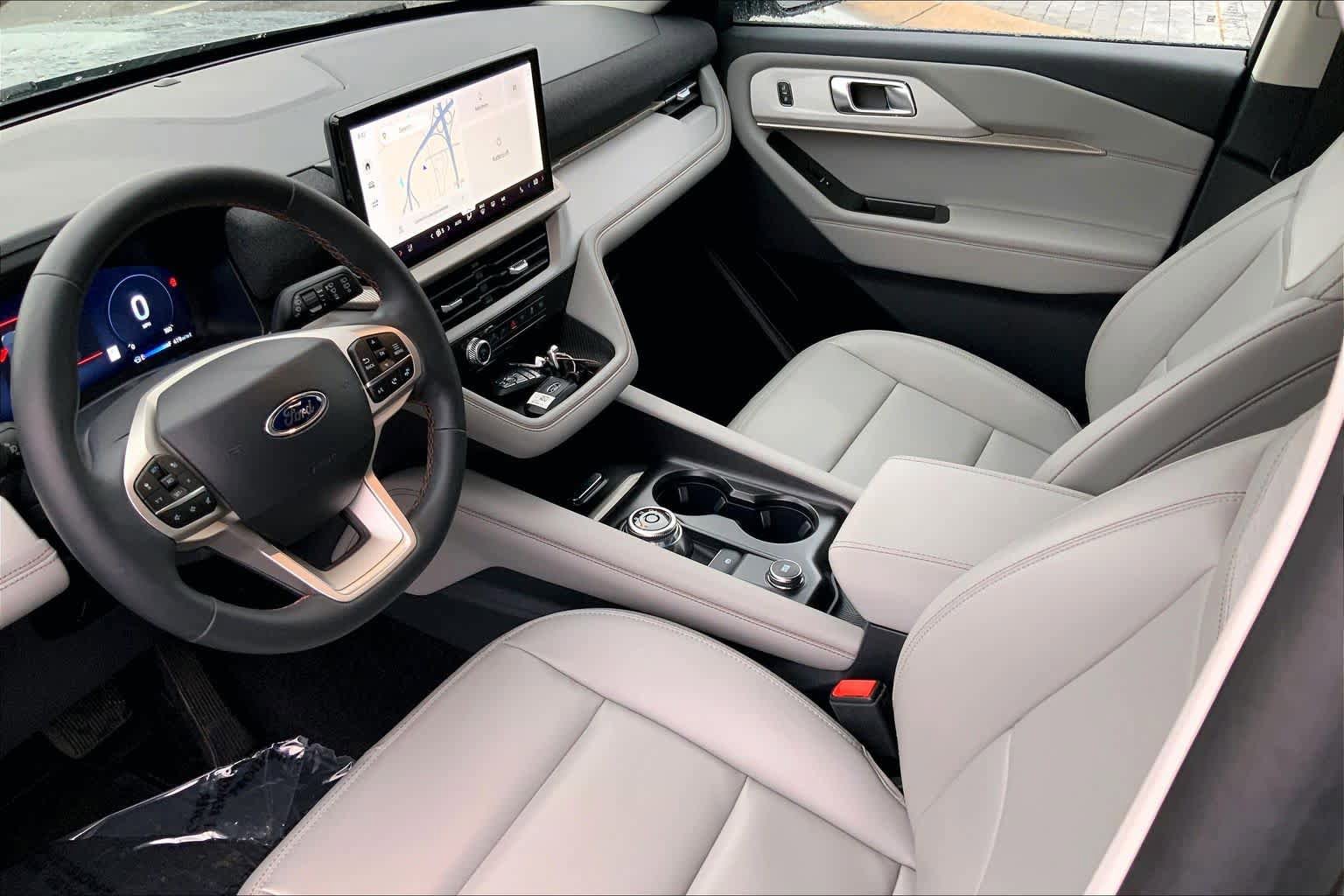 Used 2025 Ford Explorer Active w/ Active Comfort Package RWD image 16