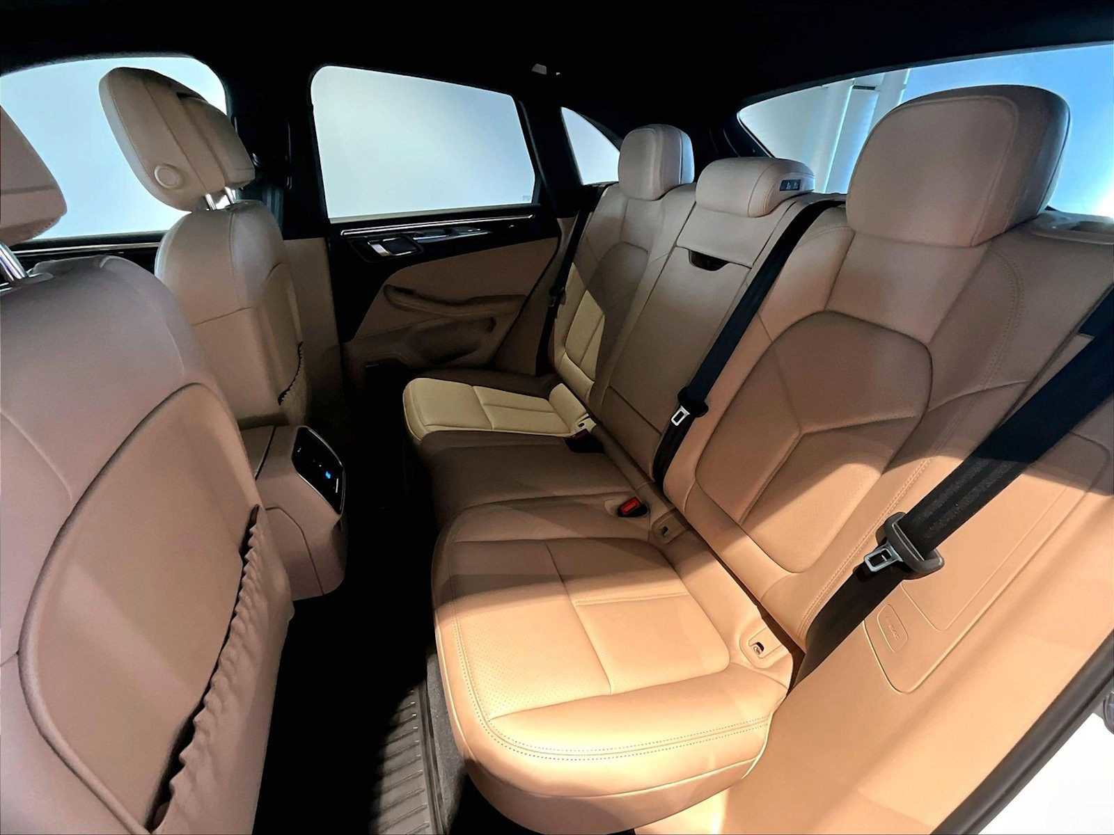 Used 2025 Porsche Macan image 31