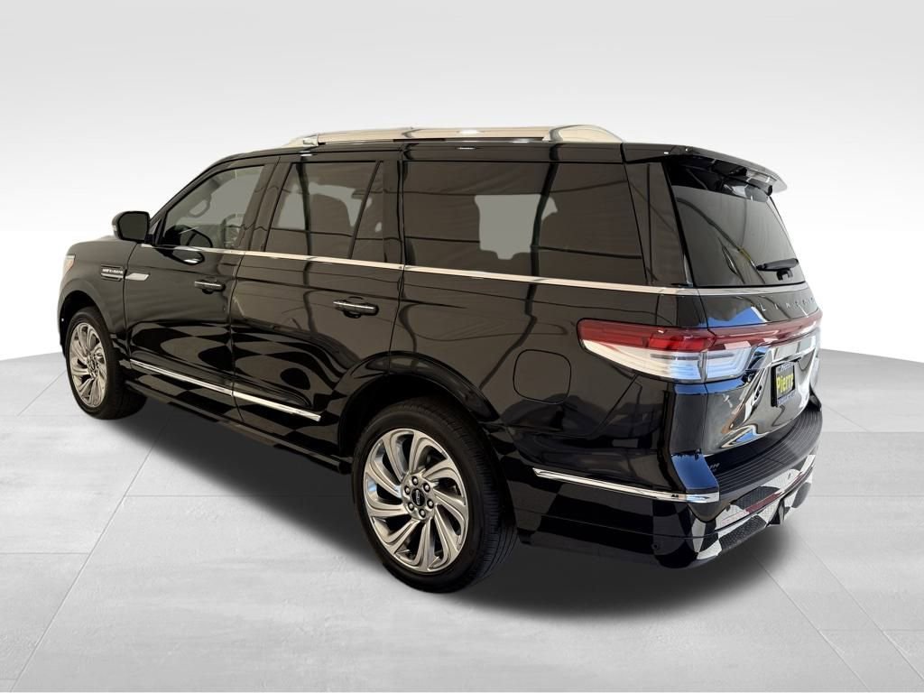 Used 2024 Lincoln Navigator Reserve image 2
