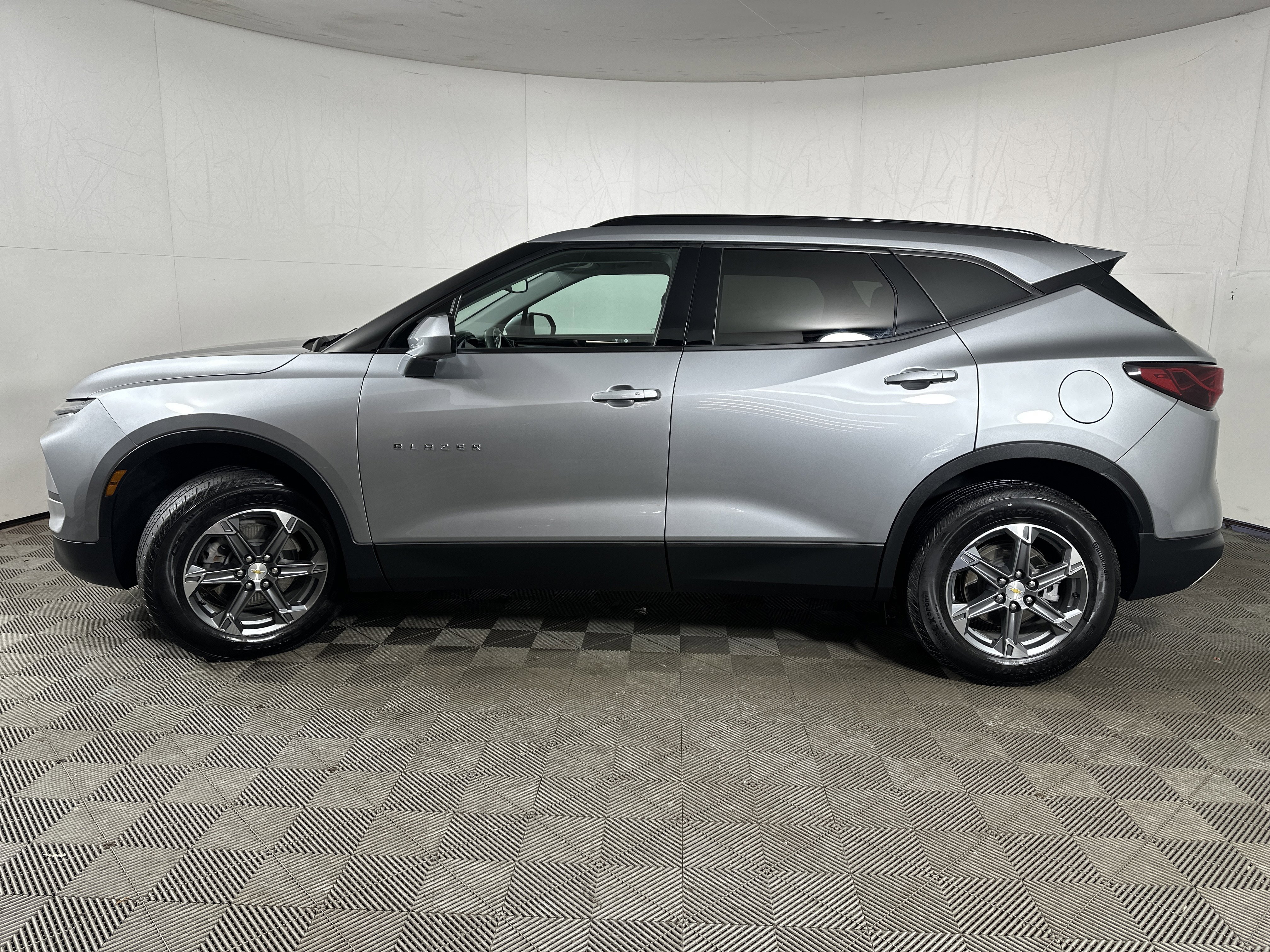 Used 2024 Chevrolet Blazer LT w/ Convenience Package FWD image 4