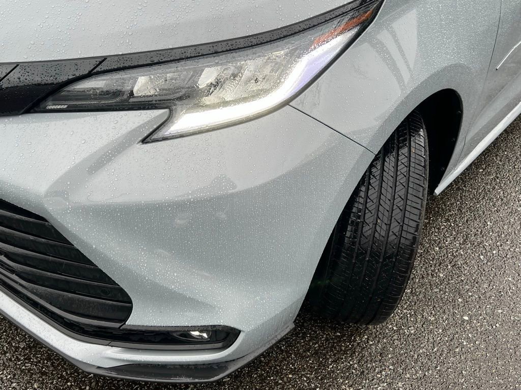 Used 2025 Toyota Sienna XLE Woodland Edition image 3