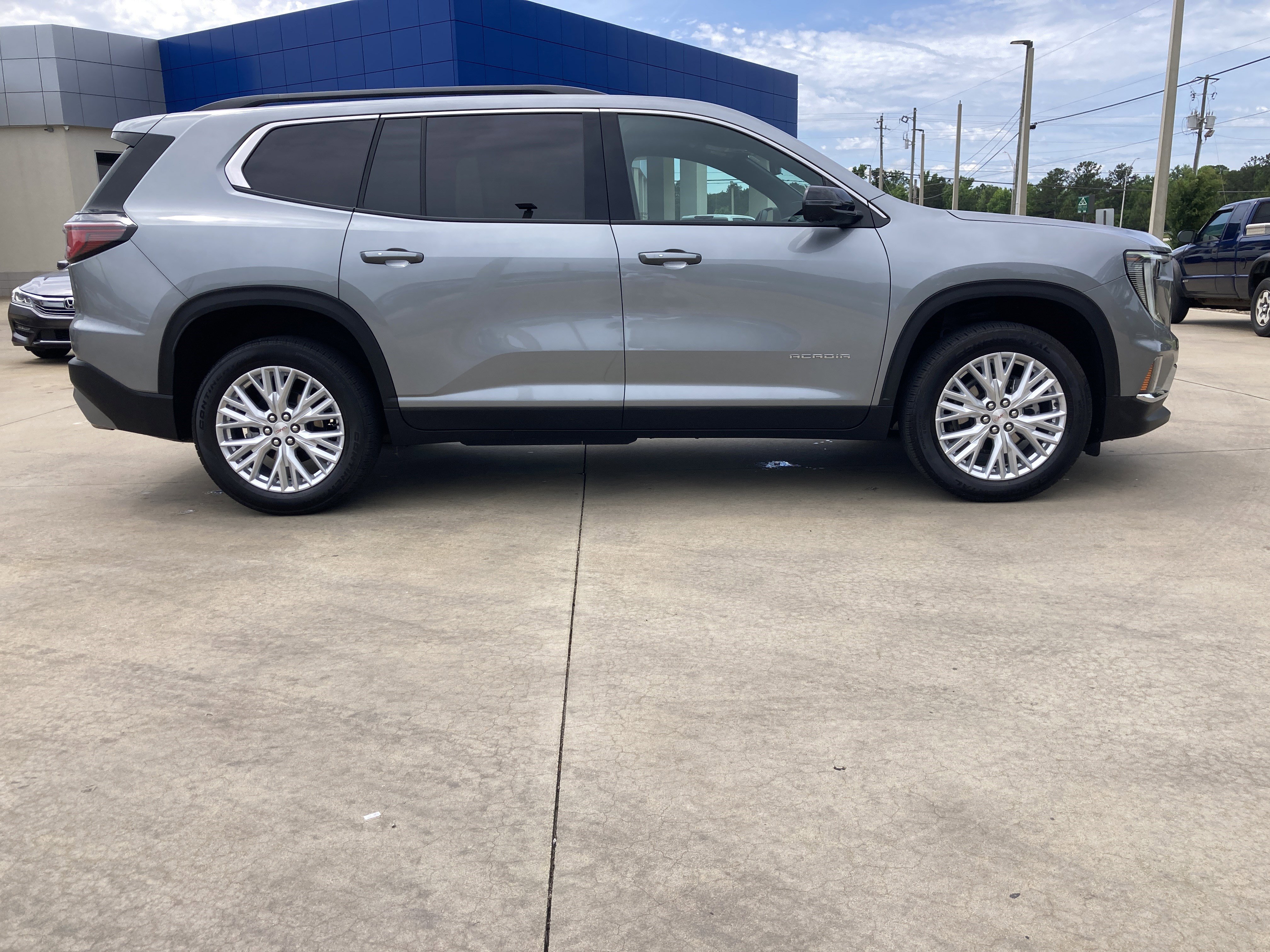 Certified 2026 GMC Acadia Elevation w/ Elevation Premium Package FWD image 12