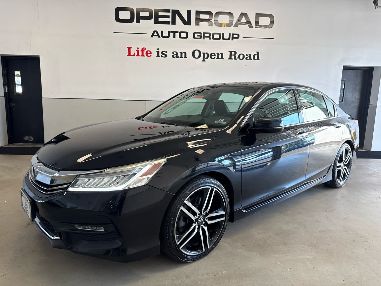 Used 2017 Honda Accord Touring image 1