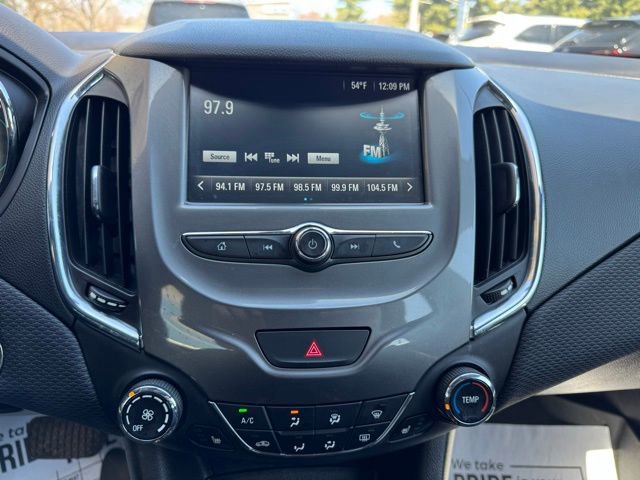 Used 2018 Chevrolet Cruze LT w/ Convenience Package FWD image 19