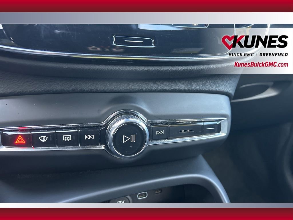 Used 2024 Volvo XC40 B5 Core image 27