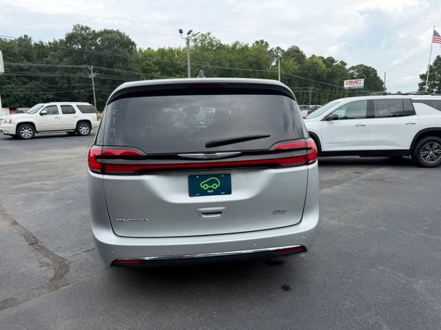 Used 2024 Chrysler Pacifica Touring-L FWD image 6