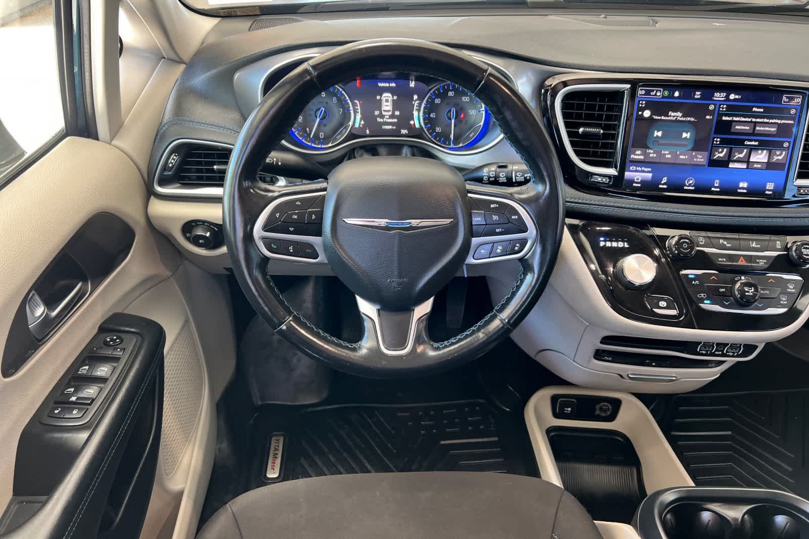 Used 2021 Chrysler Pacifica Touring w/ Uconnect Theater Family Group FWD image 15