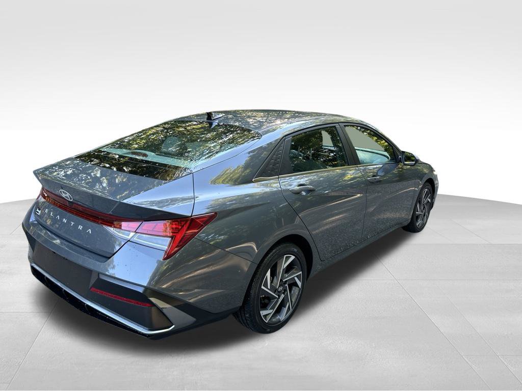 Used 2025 Hyundai Elantra SEL FWD image 5