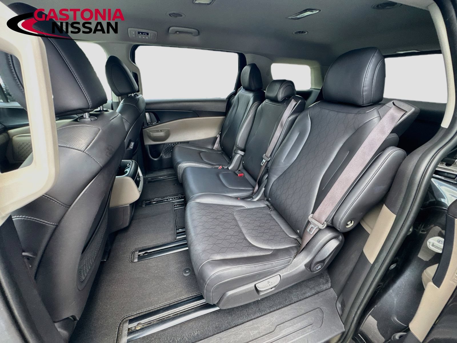 Used 2025 Kia Carnival FWD image 32