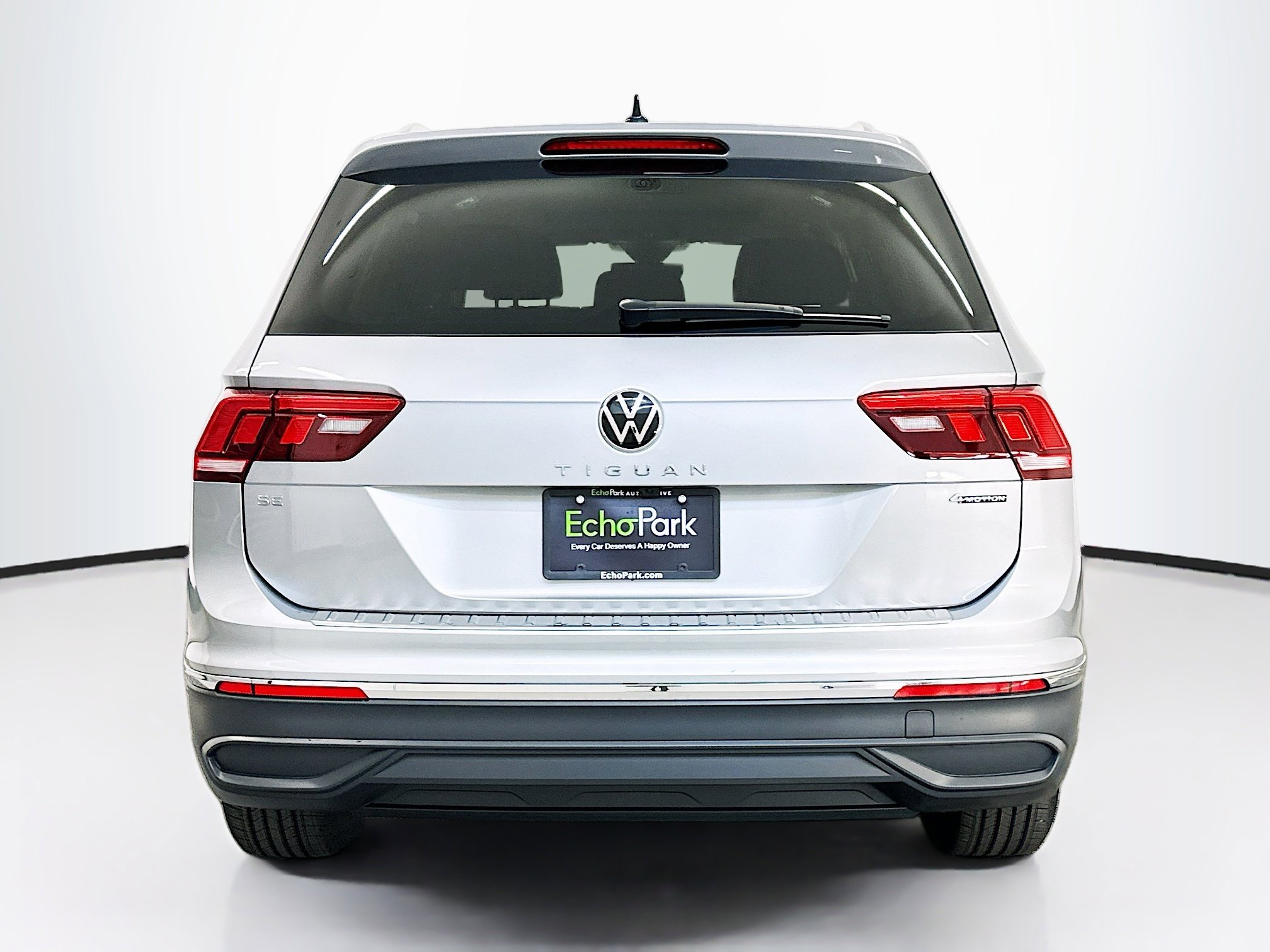 Used 2024 Volkswagen Tiguan SE w/ Panoramic Sunroof Package image 7