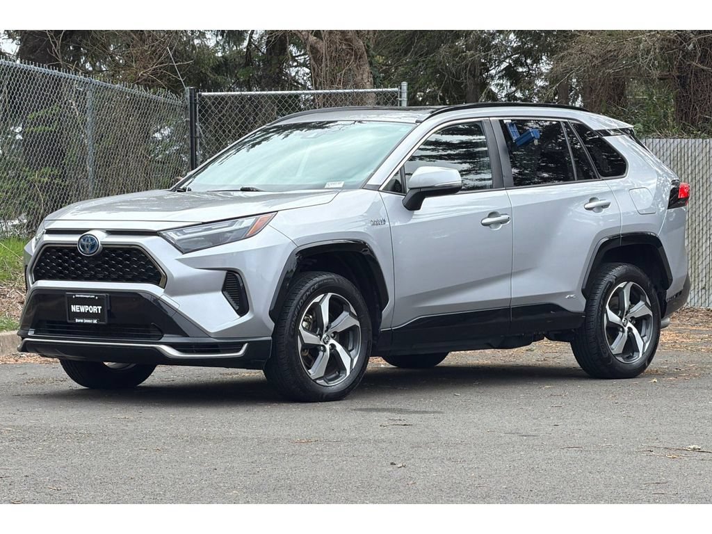 Used 2022 Toyota RAV4 SE w/ Weather & Moonroof Package AWD/4WD image 8