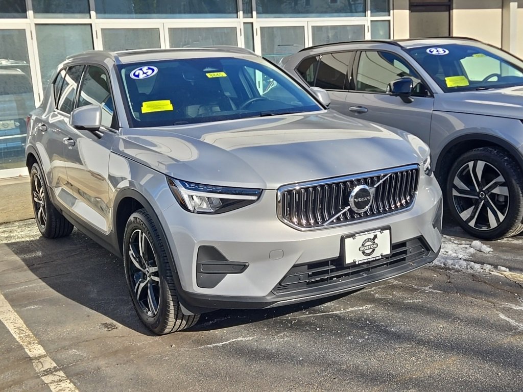 Certified 2025 Volvo XC40 B5 Core image 6
