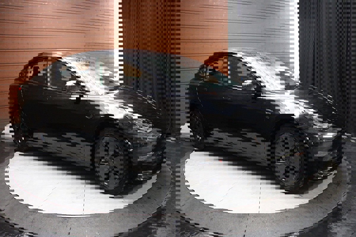 Used 2023 Tesla Model 3 Standard Range image 16