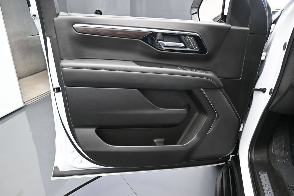 Used 2025 Chevrolet Suburban LT RWD image 13