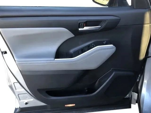 Used 2023 Toyota Highlander XLE image 10