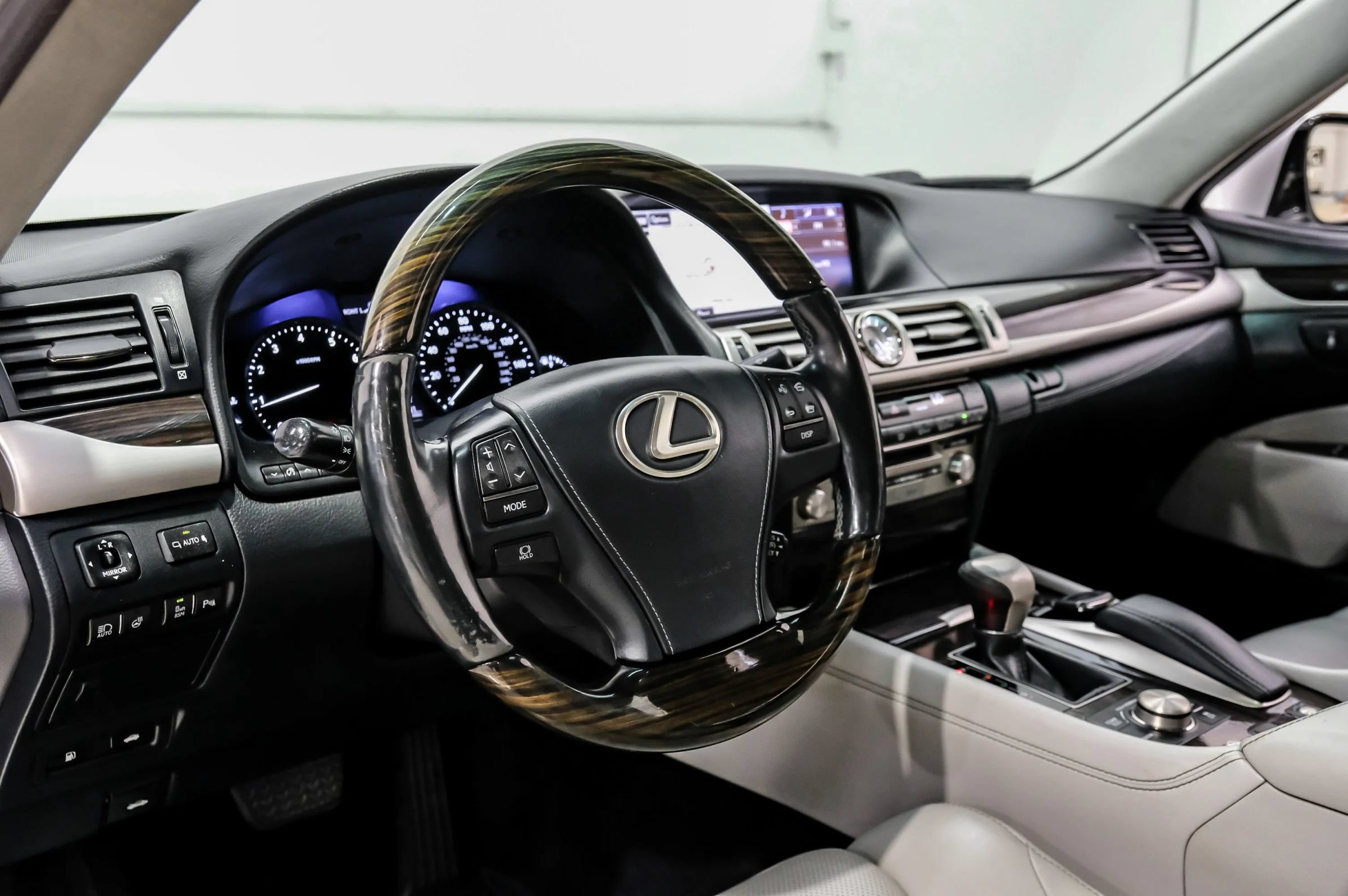 Used 2015 Lexus LS 460 L RWD image 23