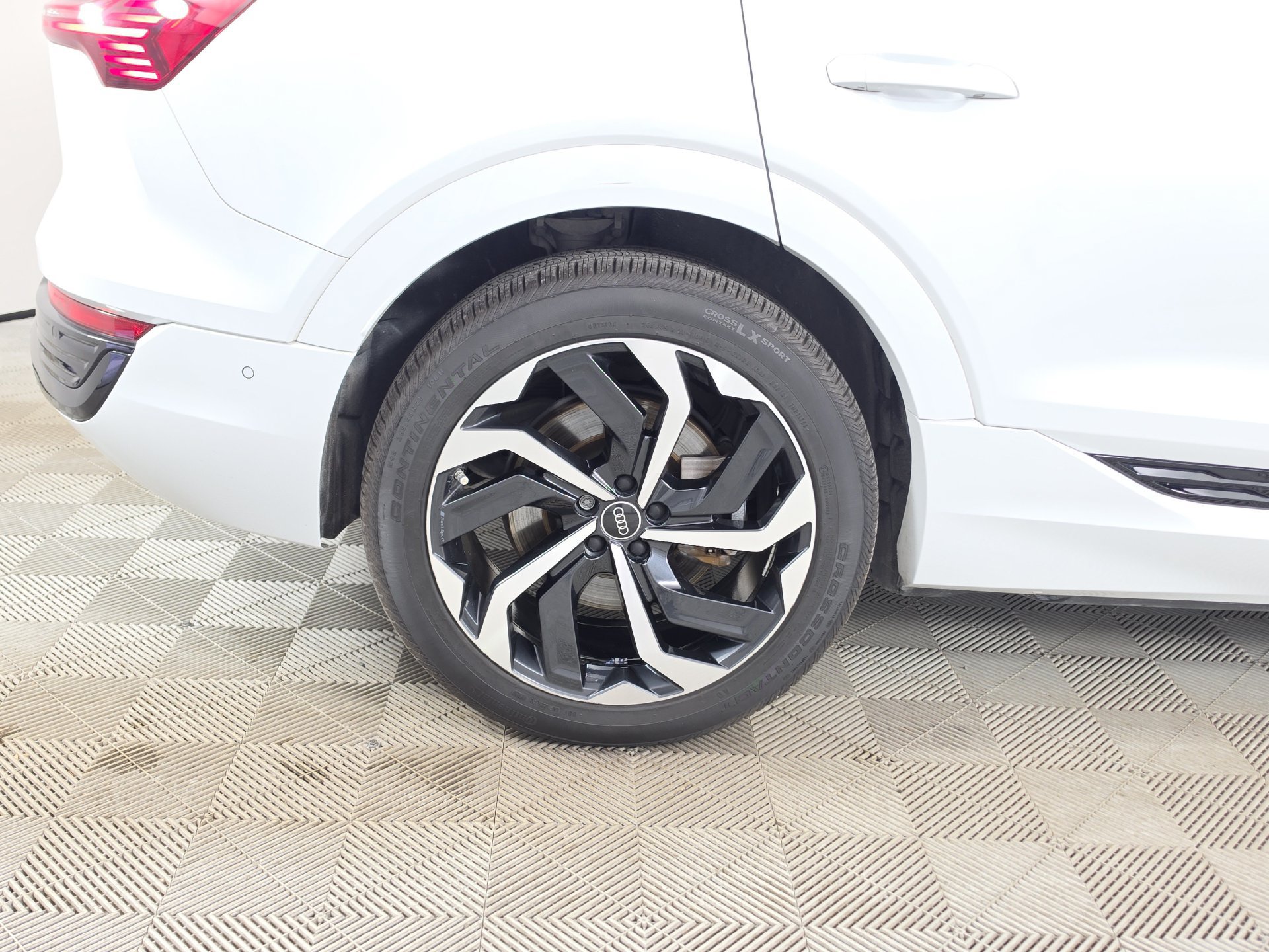 Used 2024 Audi Q8 e-tron Premium Plus AWD/4WD image 8