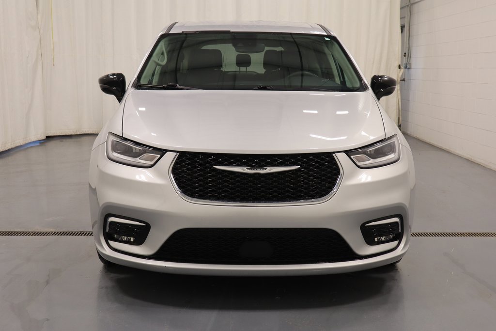 Used 2024 Chrysler Pacifica Touring-L image 4