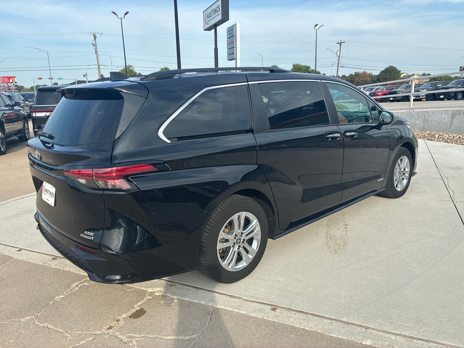 Used 2021 Toyota Sienna XSE w/ XSE Plus Package AWD/4WD image 9