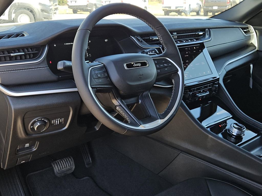 New 2025 Jeep Grand Cherokee Altitude image 19