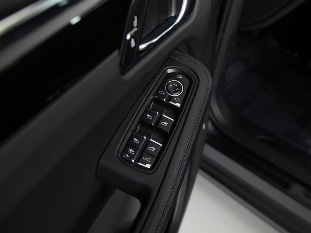 Certified 2025 Porsche Macan image 17