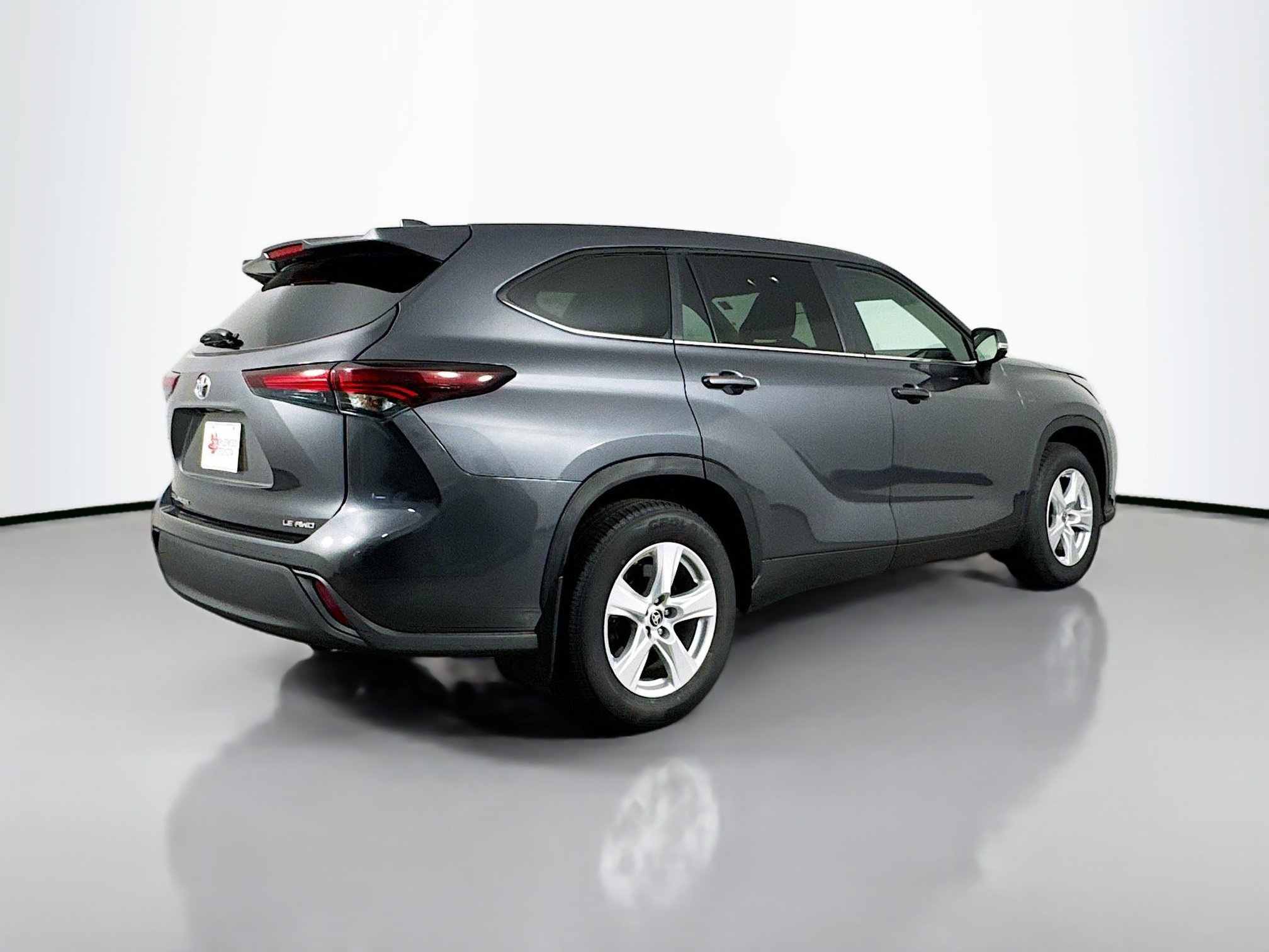 Used 2025 Toyota Highlander LE AWD/4WD image 7