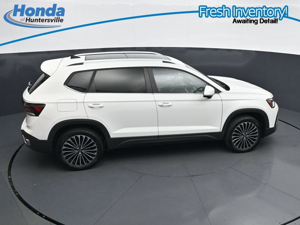 Used 2025 Volkswagen Taos SE w/ Panoramic Sunroof Package FWD image 27