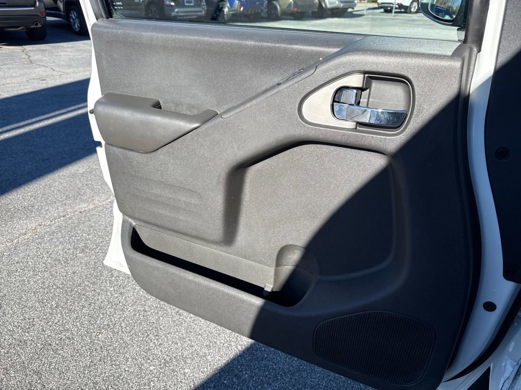 Used 2018 Nissan Frontier SV image 11