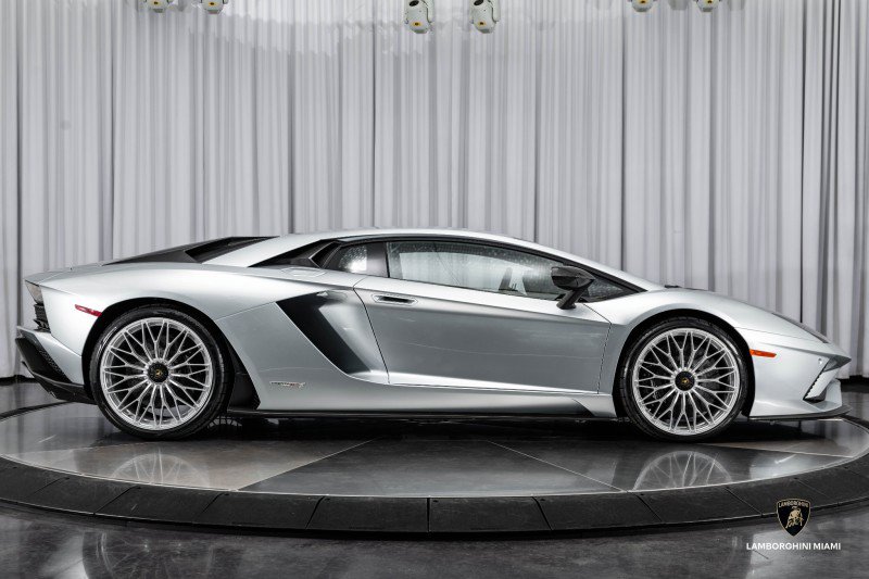 Used 2018 Lamborghini Aventador S image 43