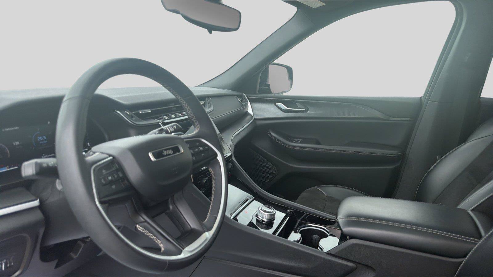Used 2023 Jeep Grand Cherokee Altitude AWD/4WD image 16