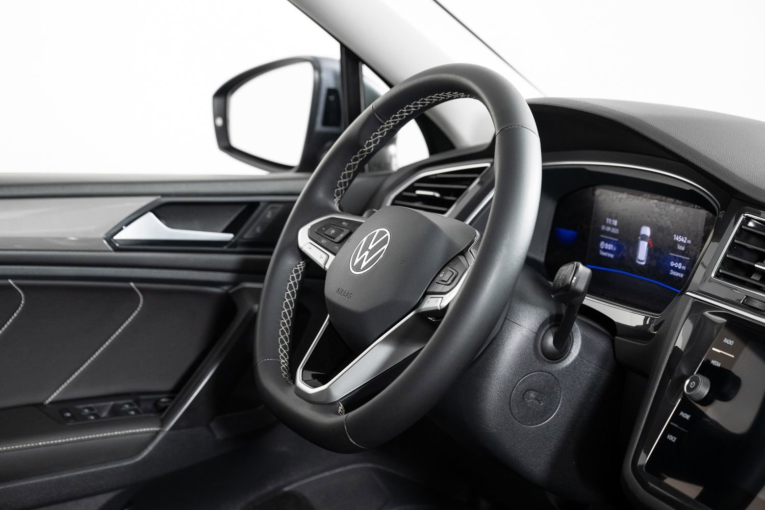 Used 2023 Volkswagen Tiguan SE image 25