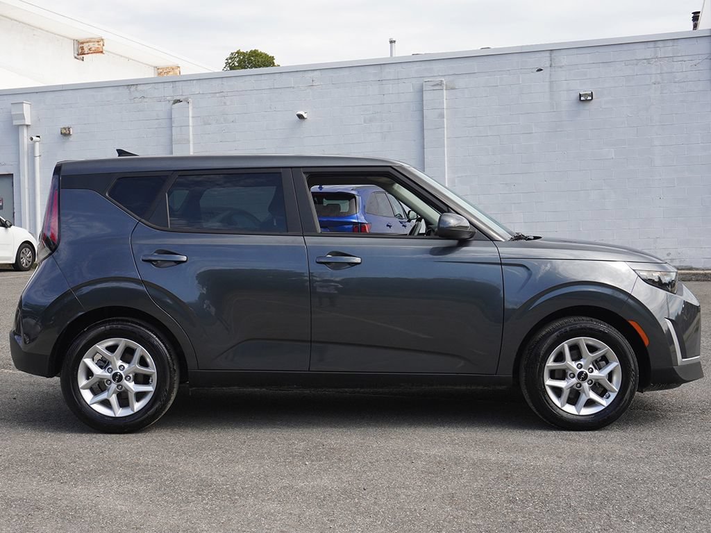 Used 2025 Kia Soul LX w/ LX Technology Package FWD image 13