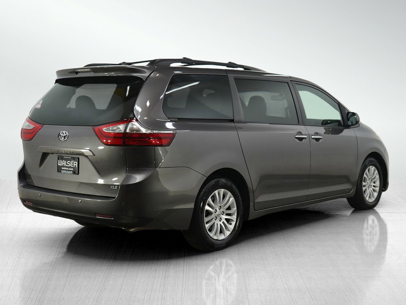 Used 2017 Toyota Sienna XLE Premium image 5