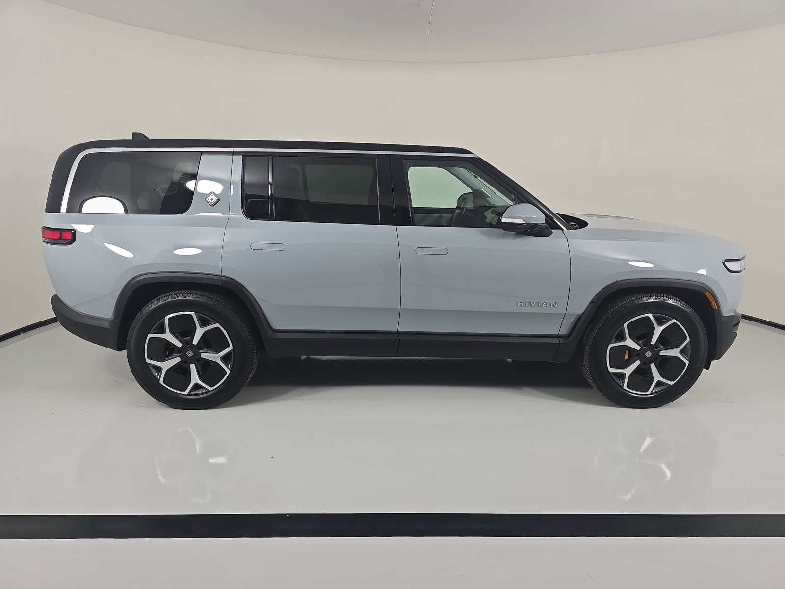 Used 2024 Rivian R1S Adventure AWD/4WD image 6