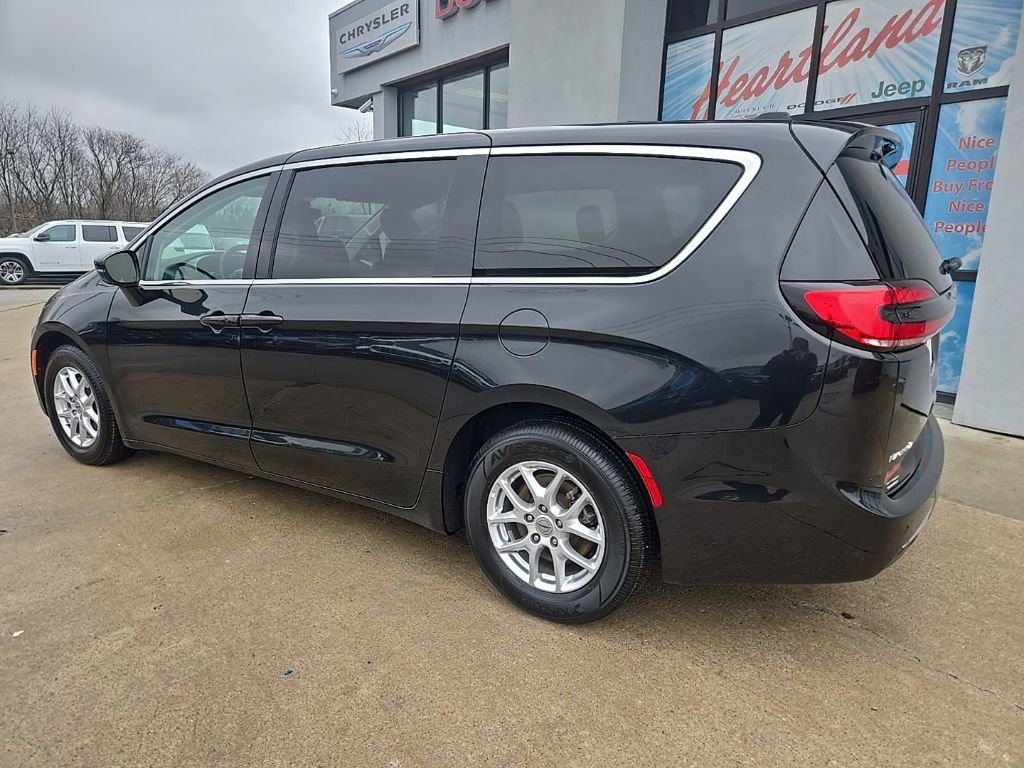 Used 2024 Chrysler Pacifica Touring-L image 6