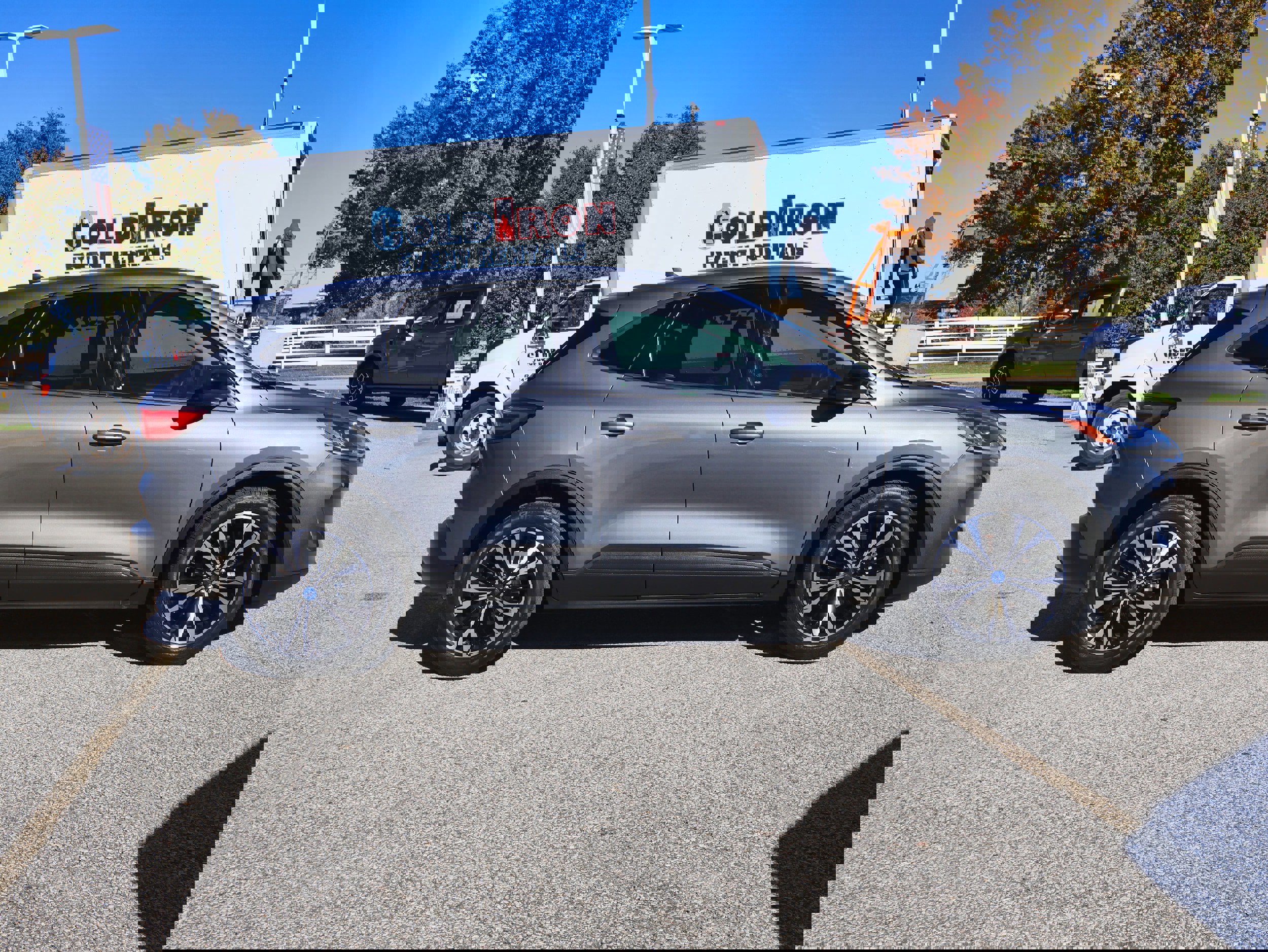 Used 2022 Ford Escape SE w/ SE Sport Appearance Package image 4