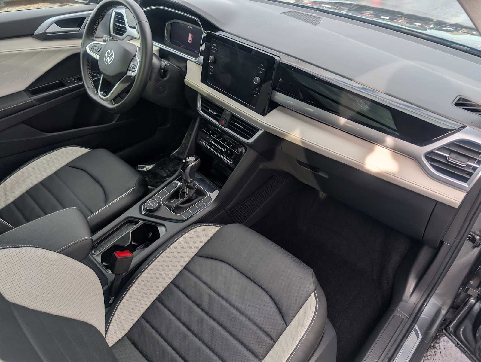 Certified 2025 Volkswagen Taos SEL w/ Taos Adventure Package image 32