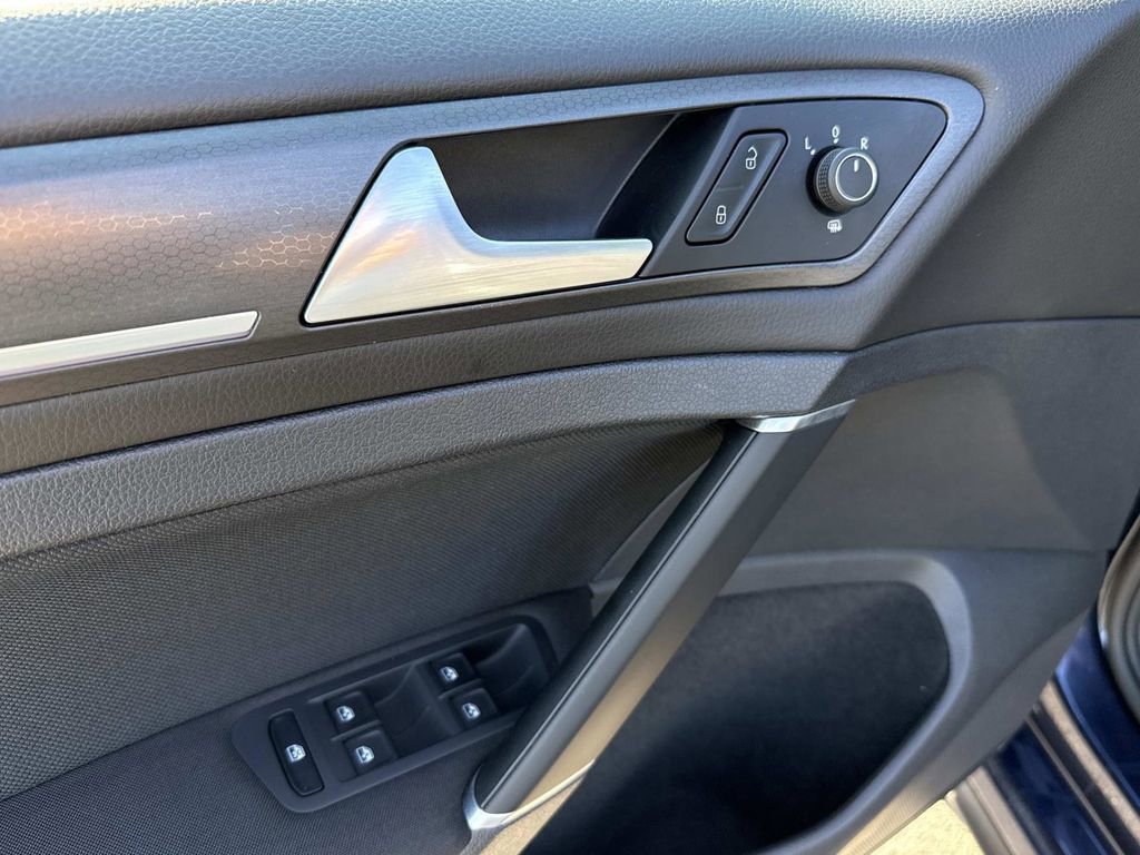 Used 2018 Volkswagen GTI SE FWD image 18