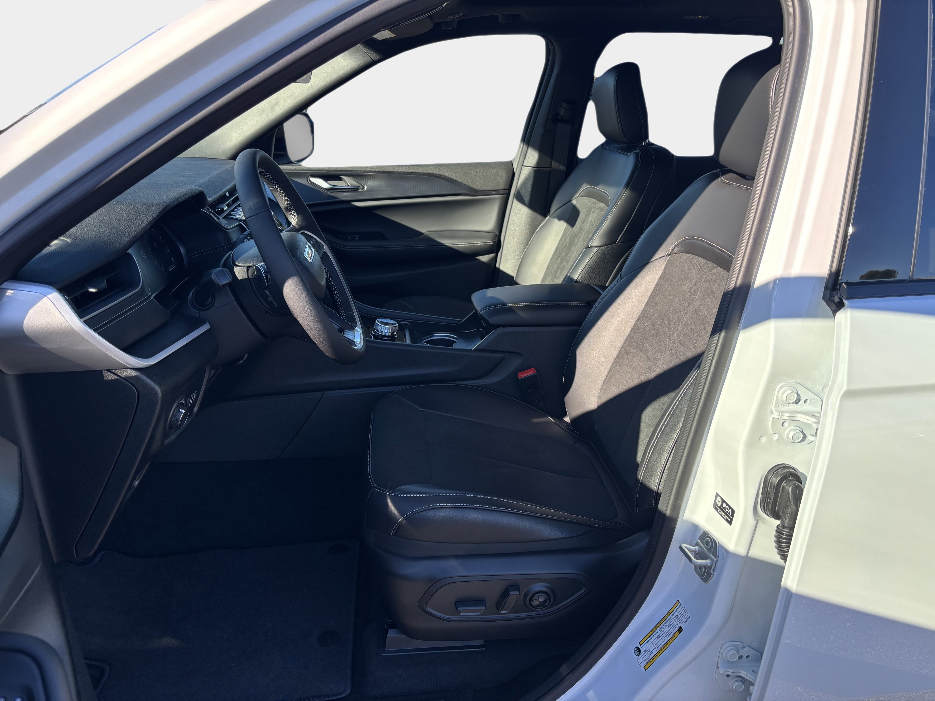 New 2025 Jeep Grand Cherokee Altitude AWD/4WD image 9