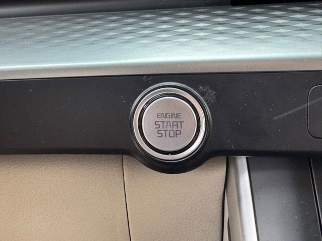 Used 2024 Kia Carnival LX FWD image 20