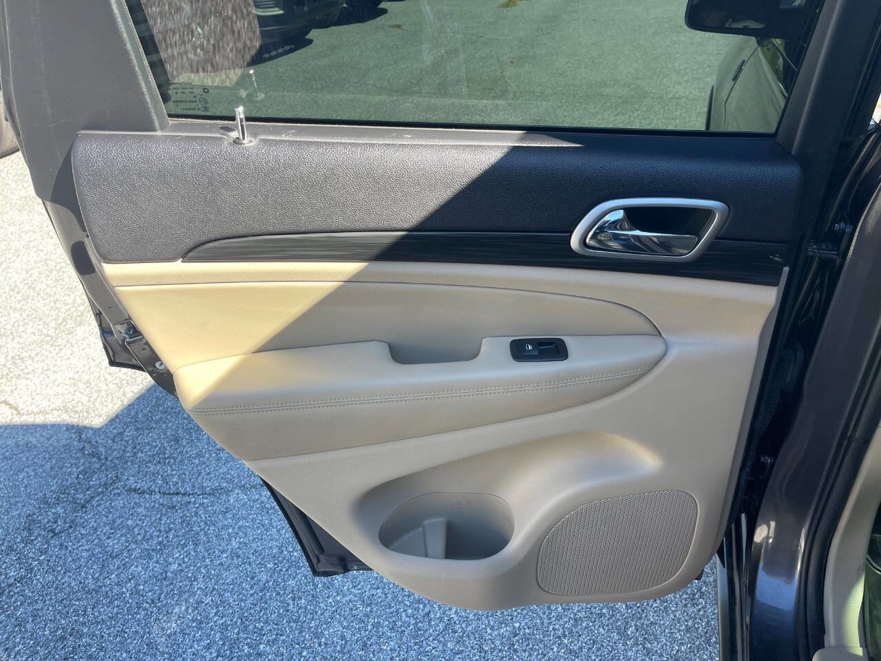 Used 2019 Jeep Grand Cherokee Laredo image 28