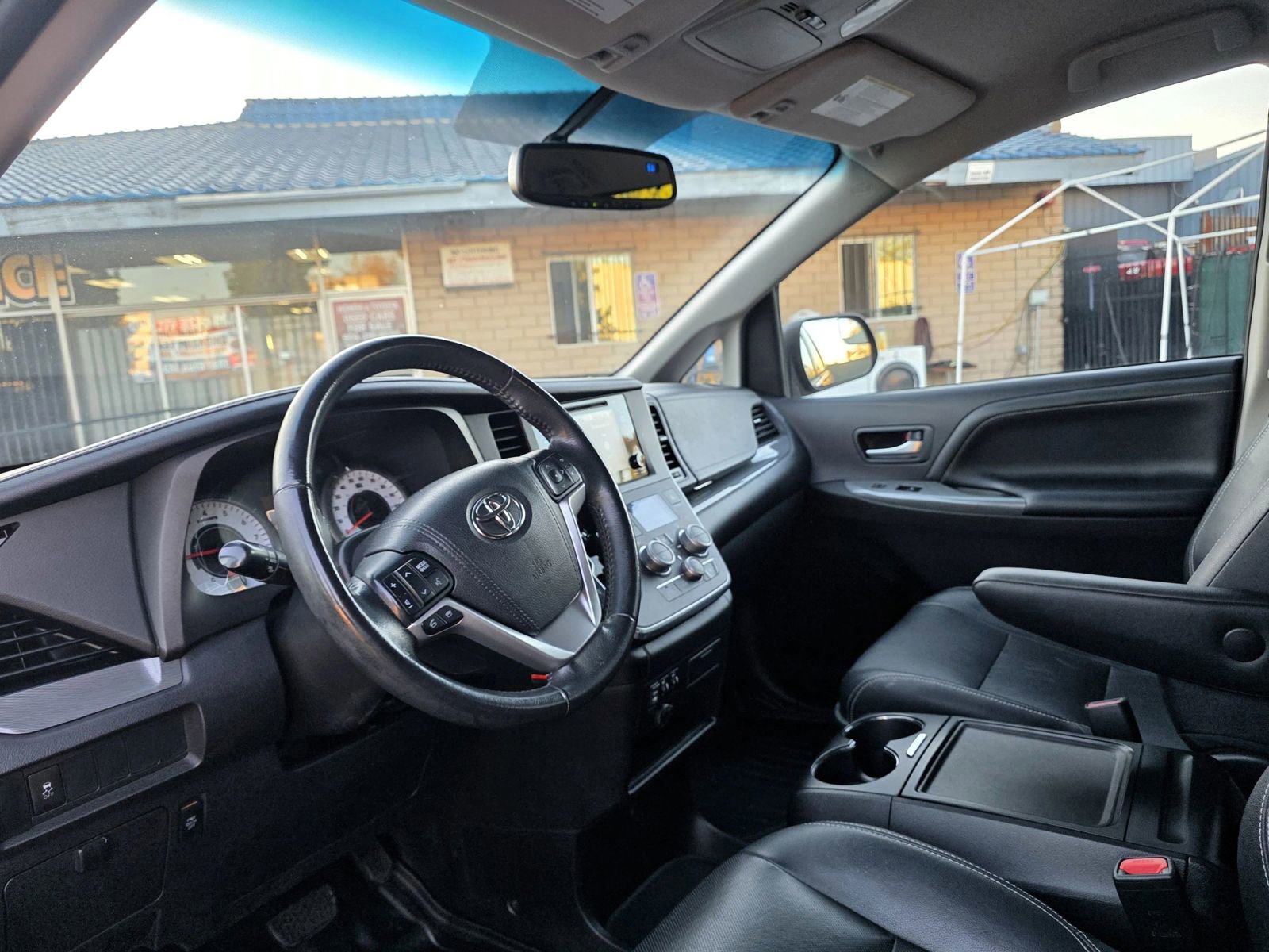 Used 2017 Toyota Sienna SE image 6