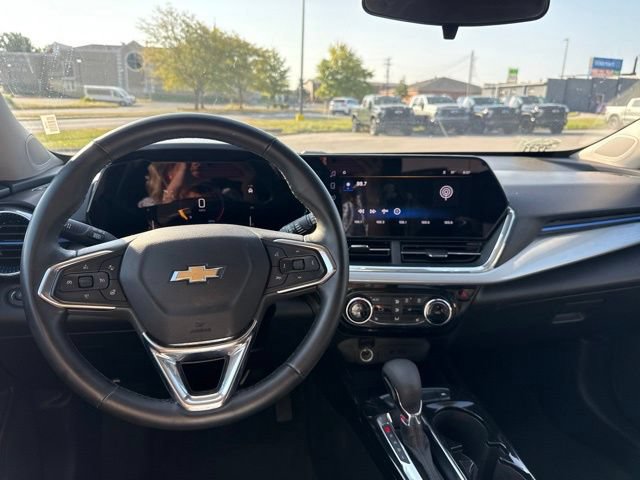 Used 2025 Chevrolet Trax LT w/ LT Convenience Package FWD image 29