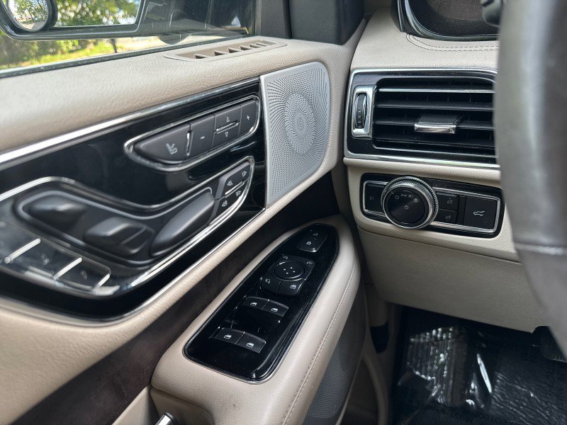 Used 2021 Lincoln Navigator L Reserve w/ Luxury Package AWD/4WD image 12