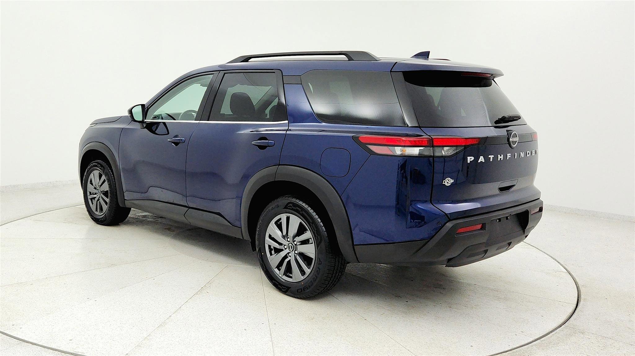 Used 2025 Nissan Pathfinder SV FWD image 3