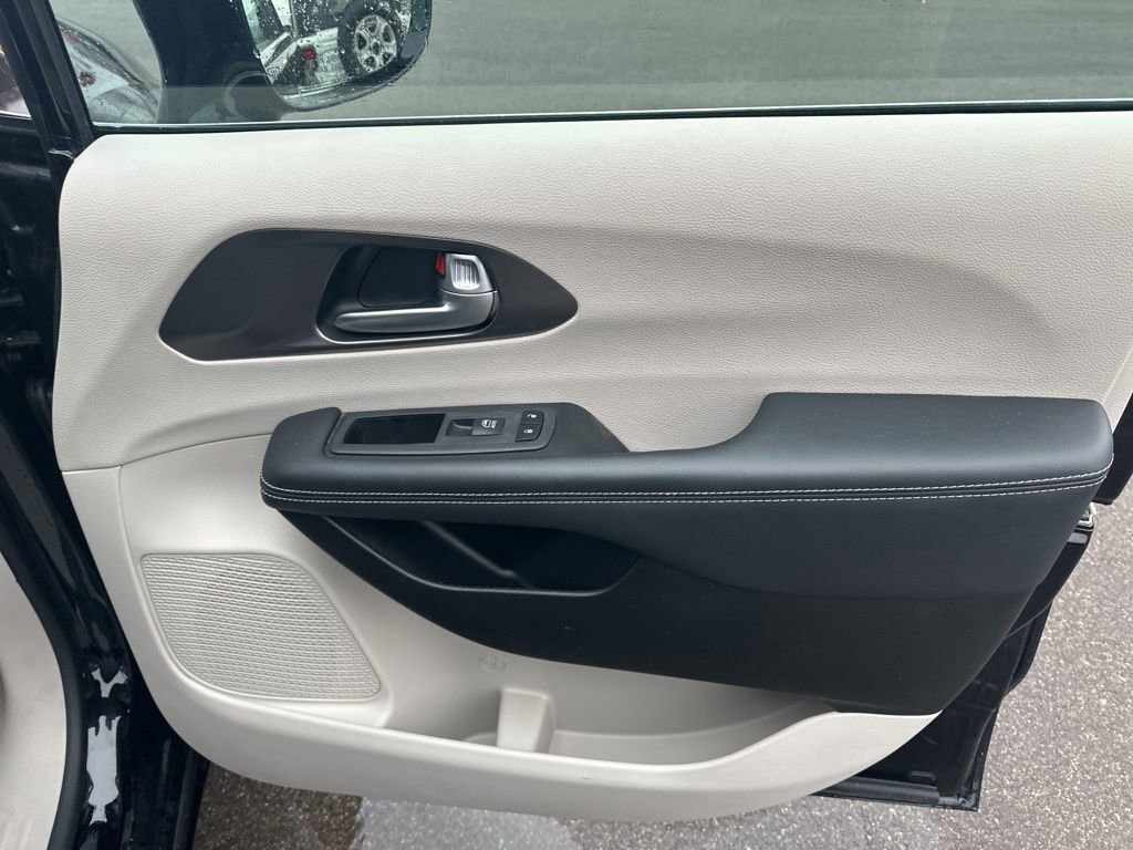 Used 2024 Chrysler Pacifica Touring-L image 8