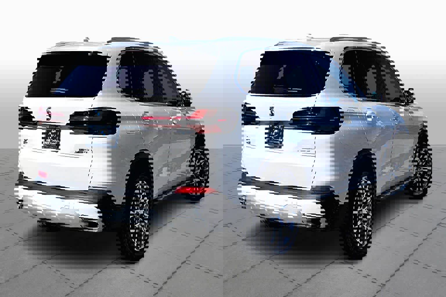 Used 2025 BMW X5 xDrive50e image 12